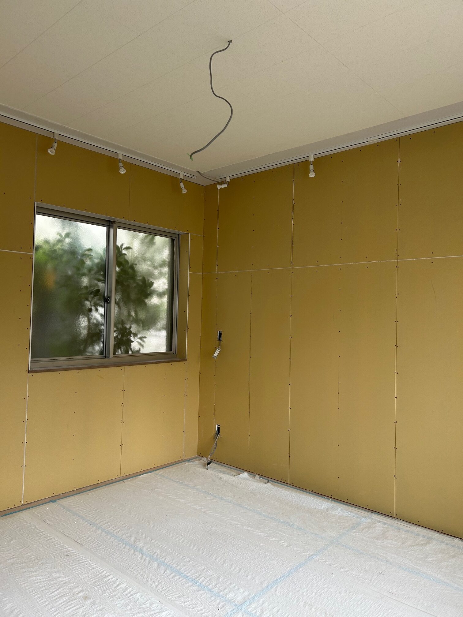 吸音ウールを充填し、遮音パネル