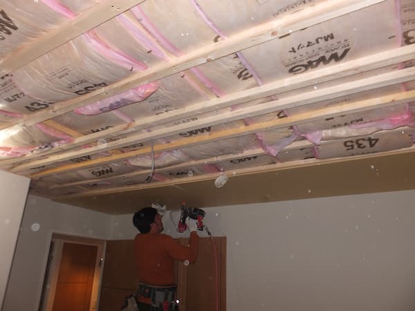 天井下地に遮音材を入れる工事