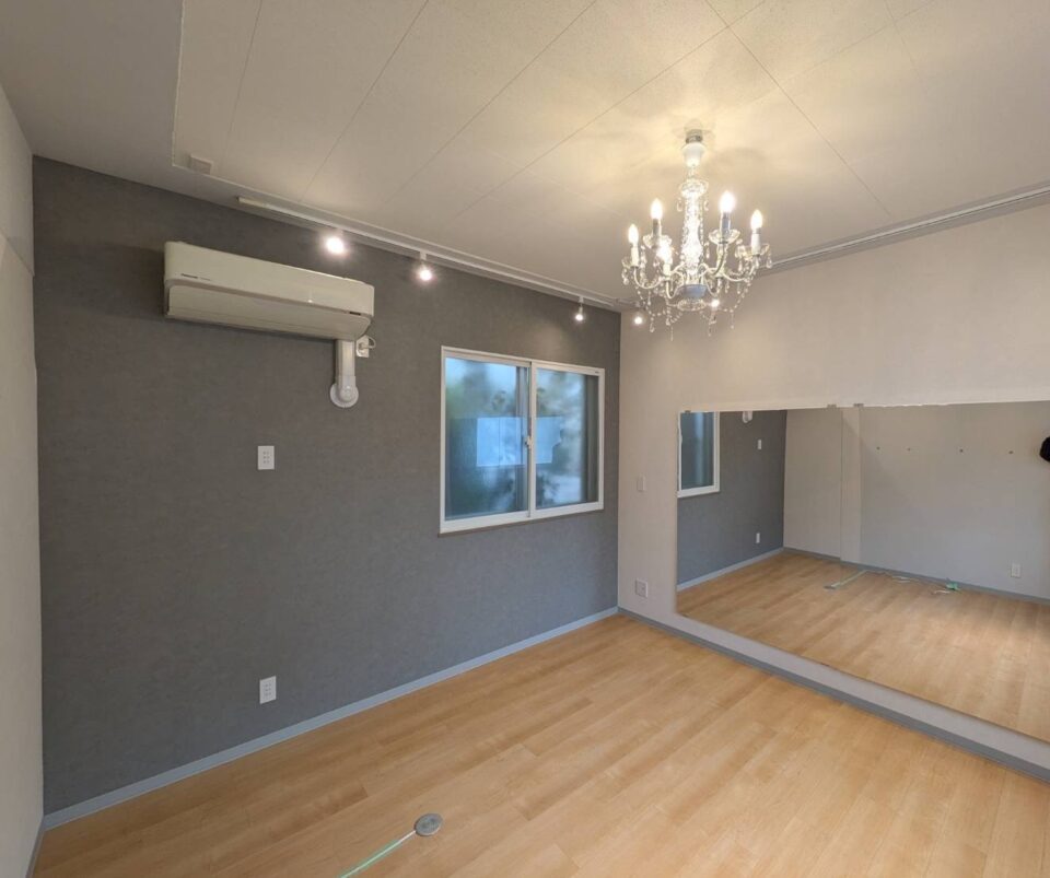 ミラーとシャンデリア