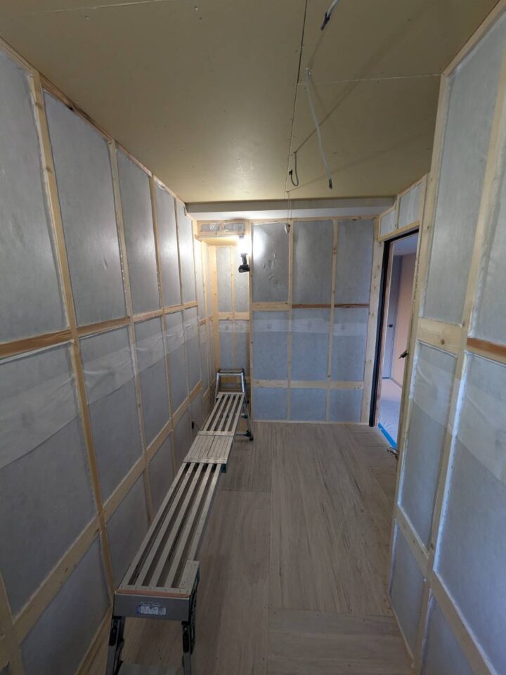 マンション防音工事施工中 セルロースファイバー